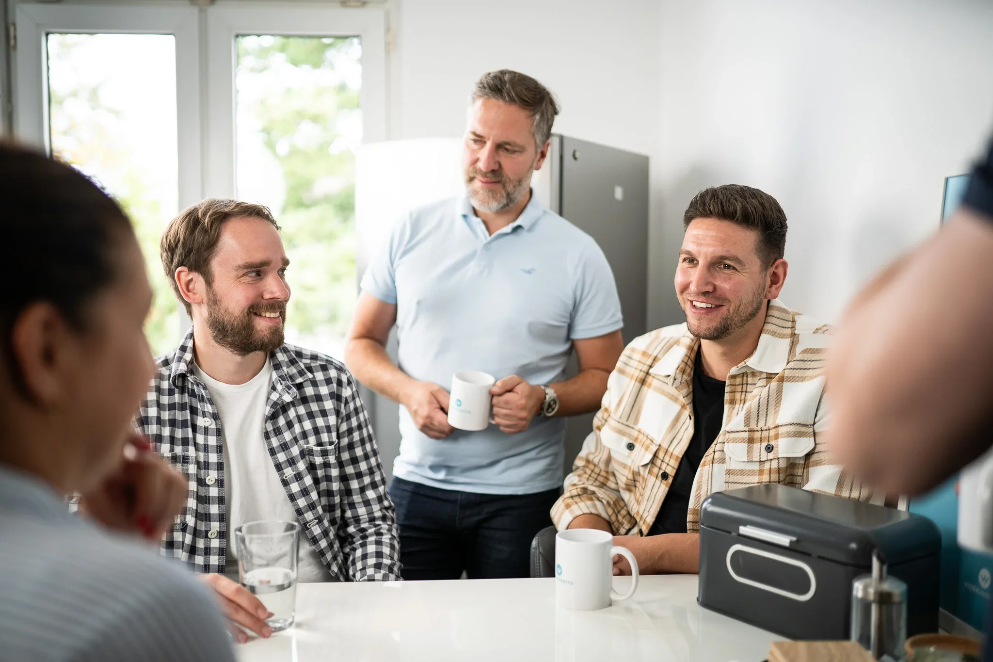 workingbits-Team im lockeren Austausch in der Büroküche