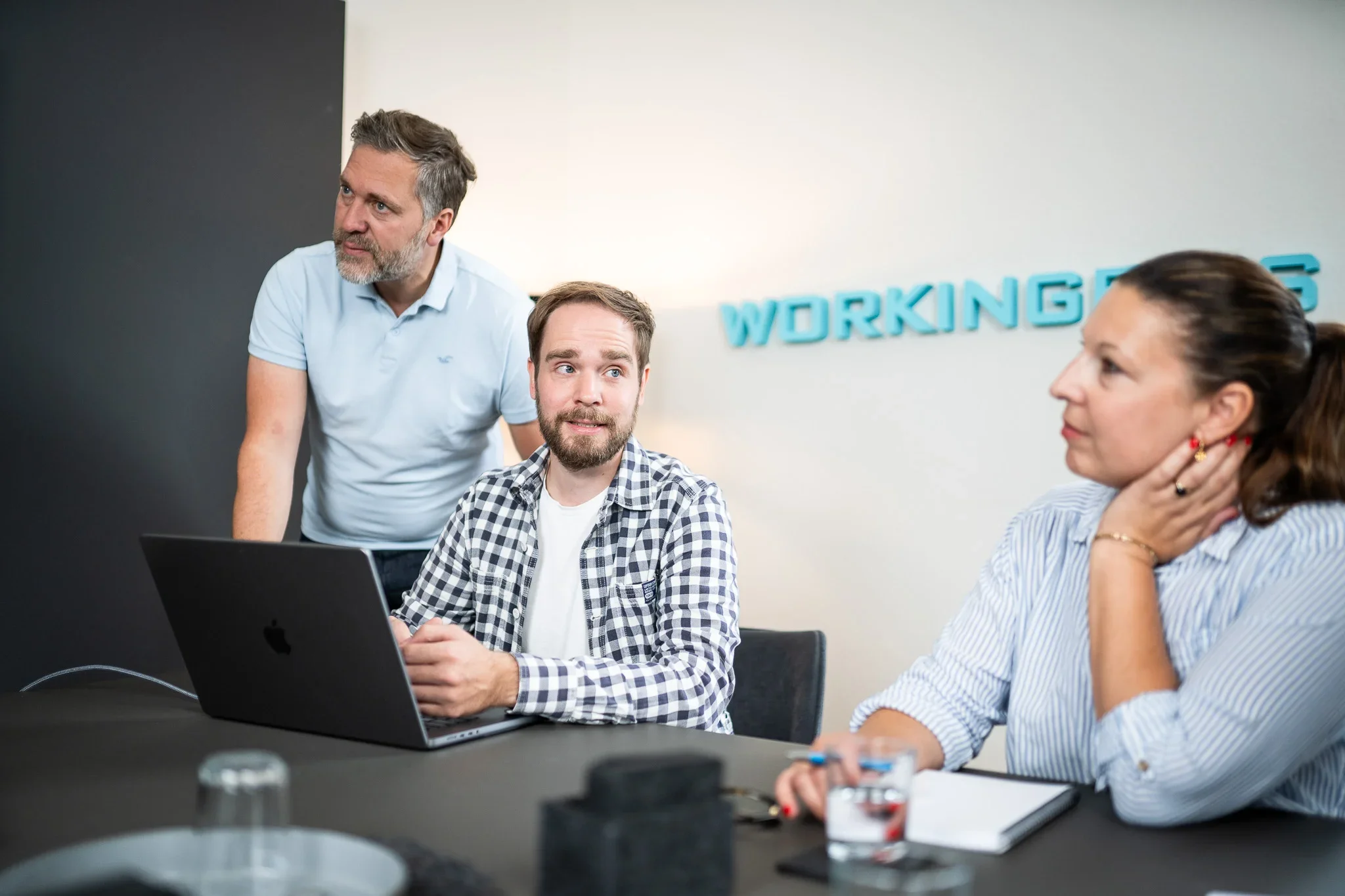 Beratungsgespräch am Besprechungstisch im workingbits-Büro