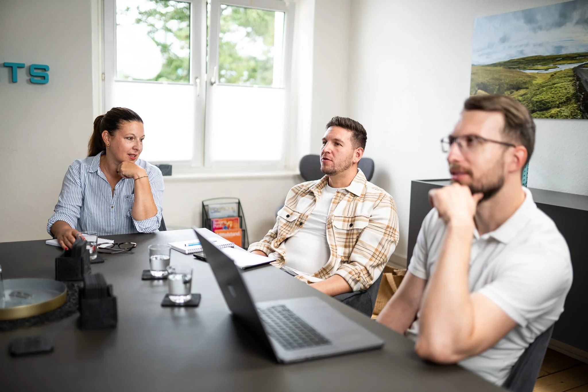 workingbits-Entwicklerteam bei einer Besprechung am Konferenztisch